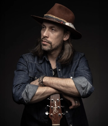 Í skúrnum hjá Stebba JAK